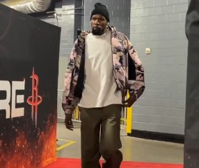 彩经网-此前三连败！杜兰特潇洒入场 头戴時髦毛帽&amp;身穿撞色拉链夹克敞怀