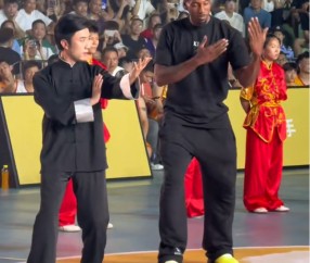 彩经网官网首页-咏春卡！伦纳德现场学习咏春拳，一招一式和抱拳礼都有模有样