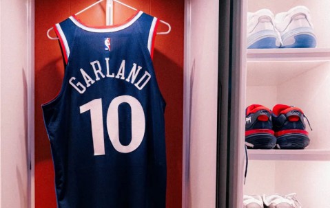 彩经网官网首页-主场首秀来了！快船社媒晒加兰10号球衣的特写照片